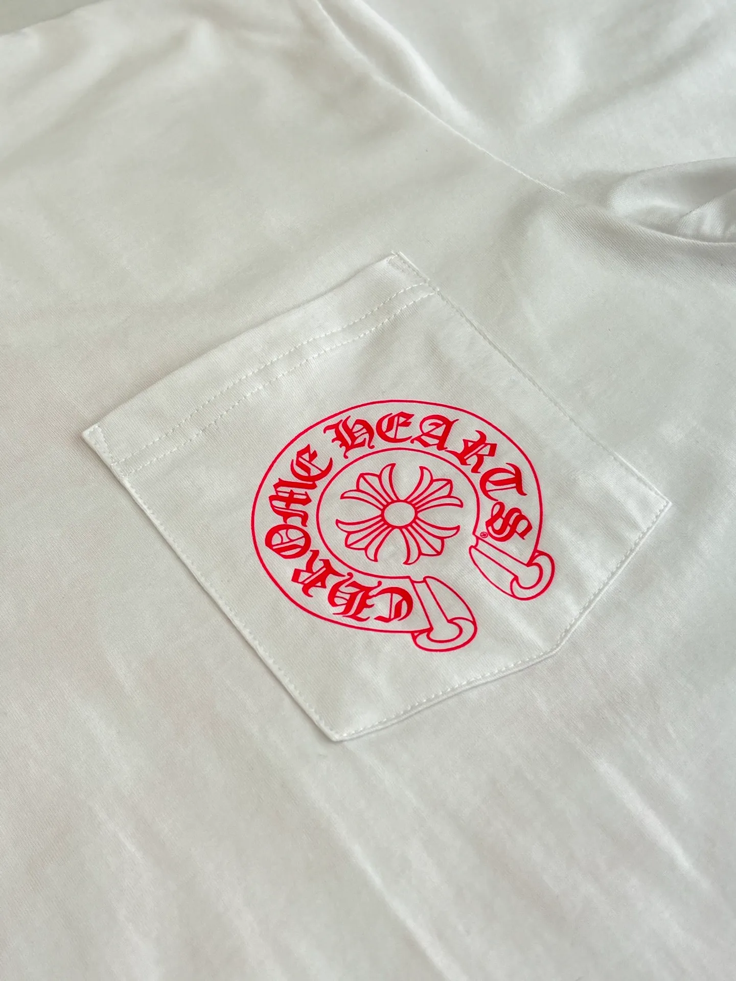 P226 Chrome Heart*/Chrome Heart Horseshoe print pocket printed short-sleeved T-shirt Made of the same heavy-weight pure cotton material as the original, high-count yarn is light, thin and breathable. Imported ink three-dimensional printing, skin-friendly and breathable. And through anti-shrinkage treatment, it will not be easily deformed after long-term wear. The imported ink has passed Oeko-Tex Standard 100 environmental protection certification. The color fastness reaches level 4-5, and there is no obvious fading after 50 times of washing. Strictly proofread the color management system of digital printing. Custom woven and dyed, no color difference from the original version Size: S/M/L